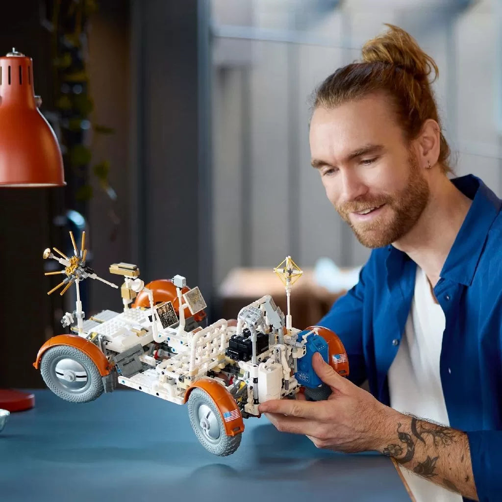 Lego technic roverul selenar din misiunile nasa apollo 42182