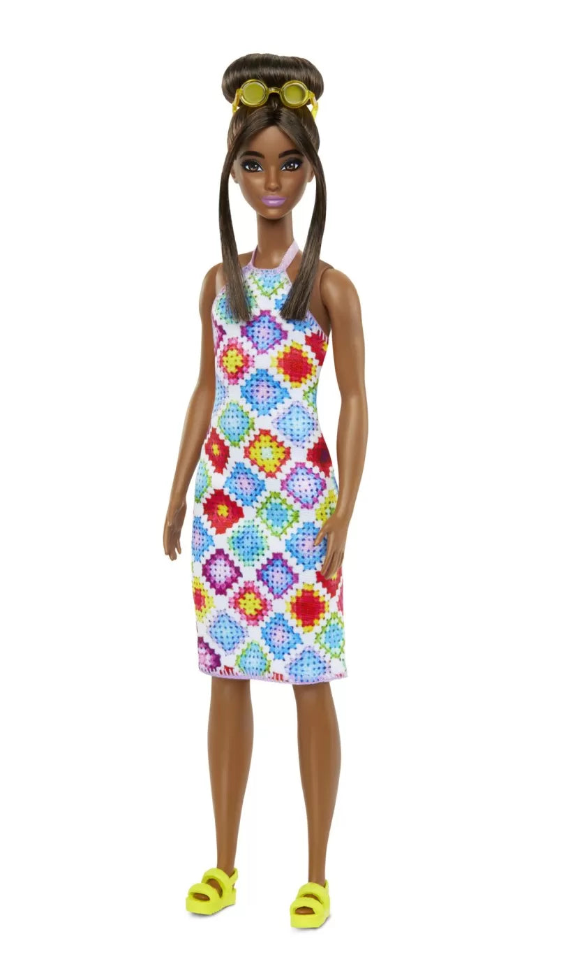 Papusa barbie fashionista satena cu ochelari de soare galbeni