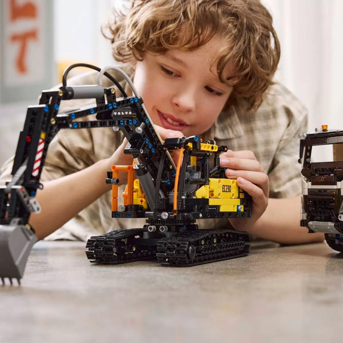 Lego technic camionul fmx și excavatorul electric ec230 de la volvo 42175