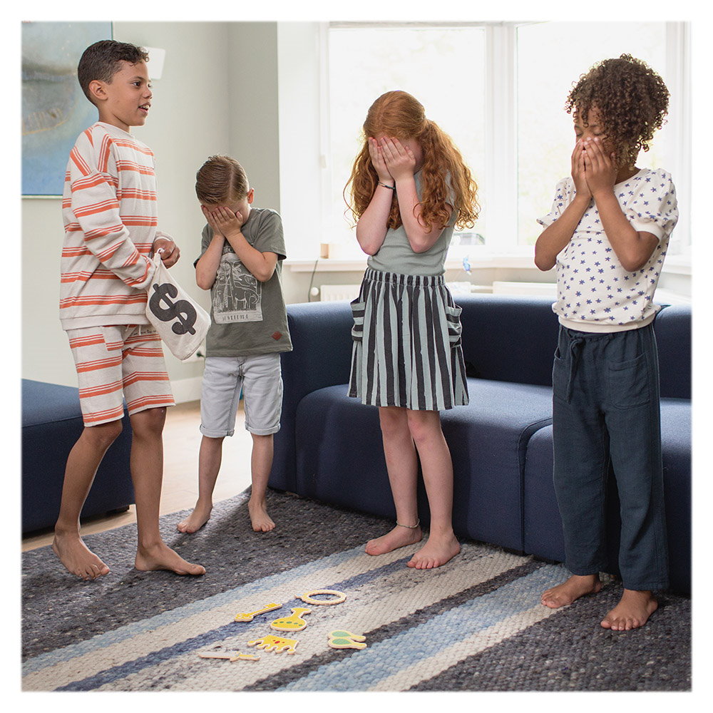 Hotul, joc de atentie si memorie