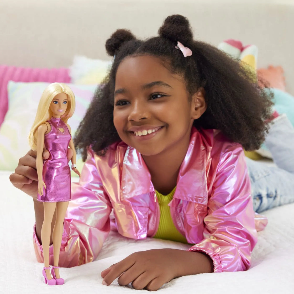 Barbie papusa barbie fashionistas blonda cu rochita roz metalica