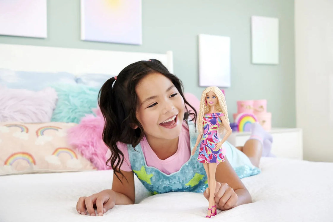 Papusa barbie fashionista cu par blond ondulat