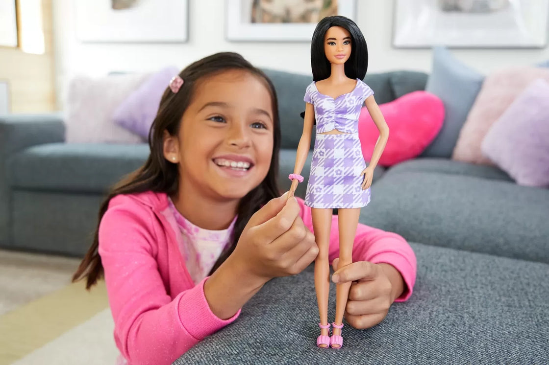 Papusa barbie fashionista bruneta cu rochie mov
