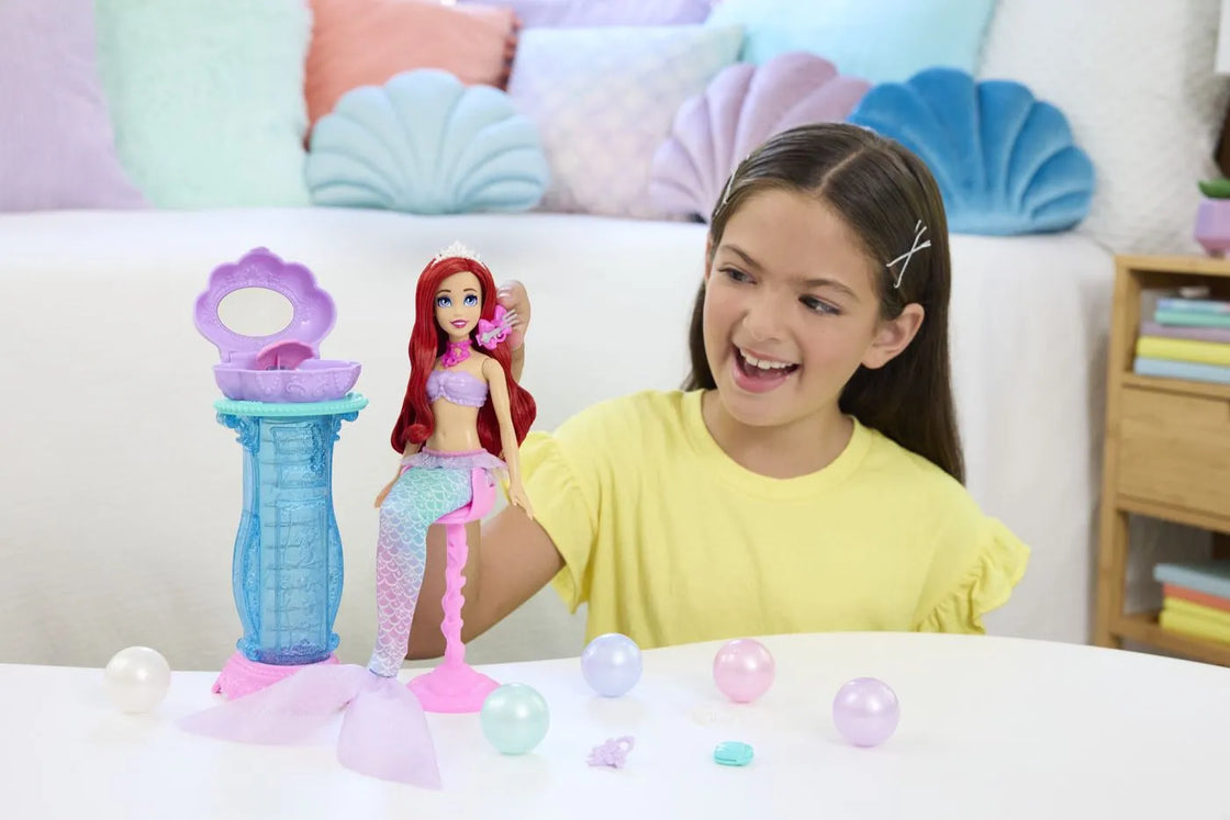 Disney princess papusa ariel si masuta de machiaj cu surprize