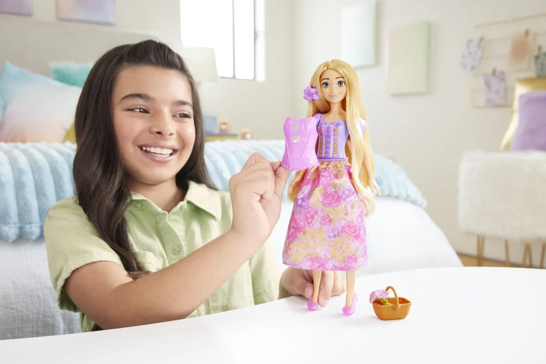 Disney princess spin and reveal papusa rapunzel