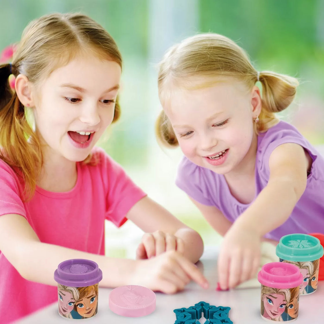 Galetusa cu 4 borcanase de plastilina si accesorii frozen