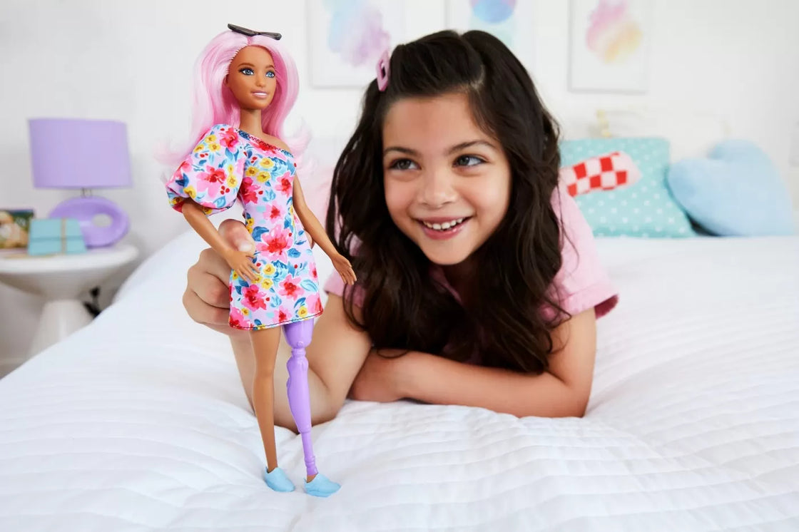 Papusa barbie fashionista cu par roz si picior protetic