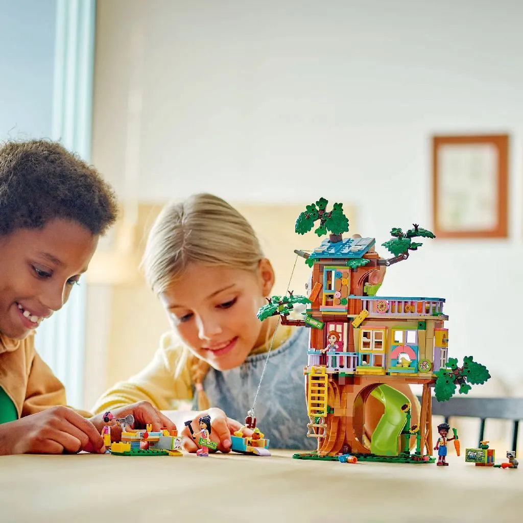 Lego friends momente cu prietenii la casa din copac 42652