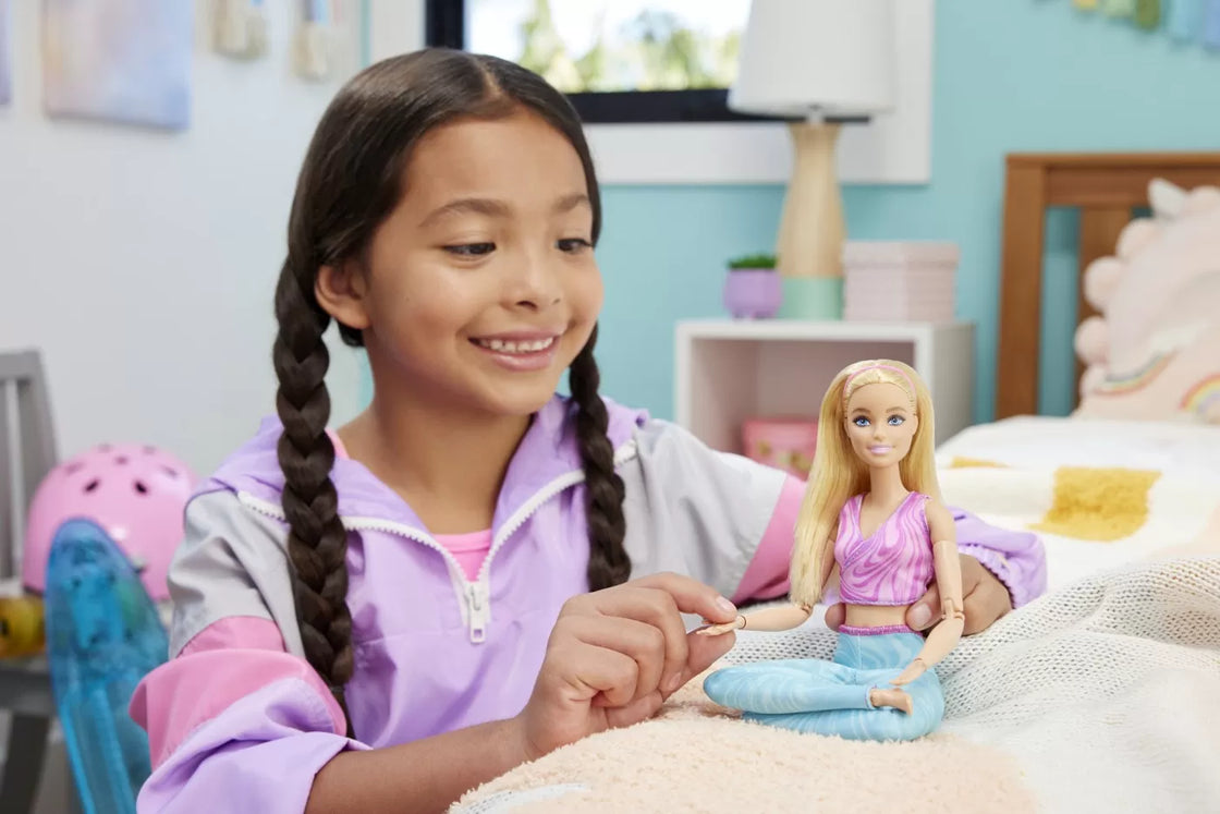 Papusa barbie made to move blonda cu top roz