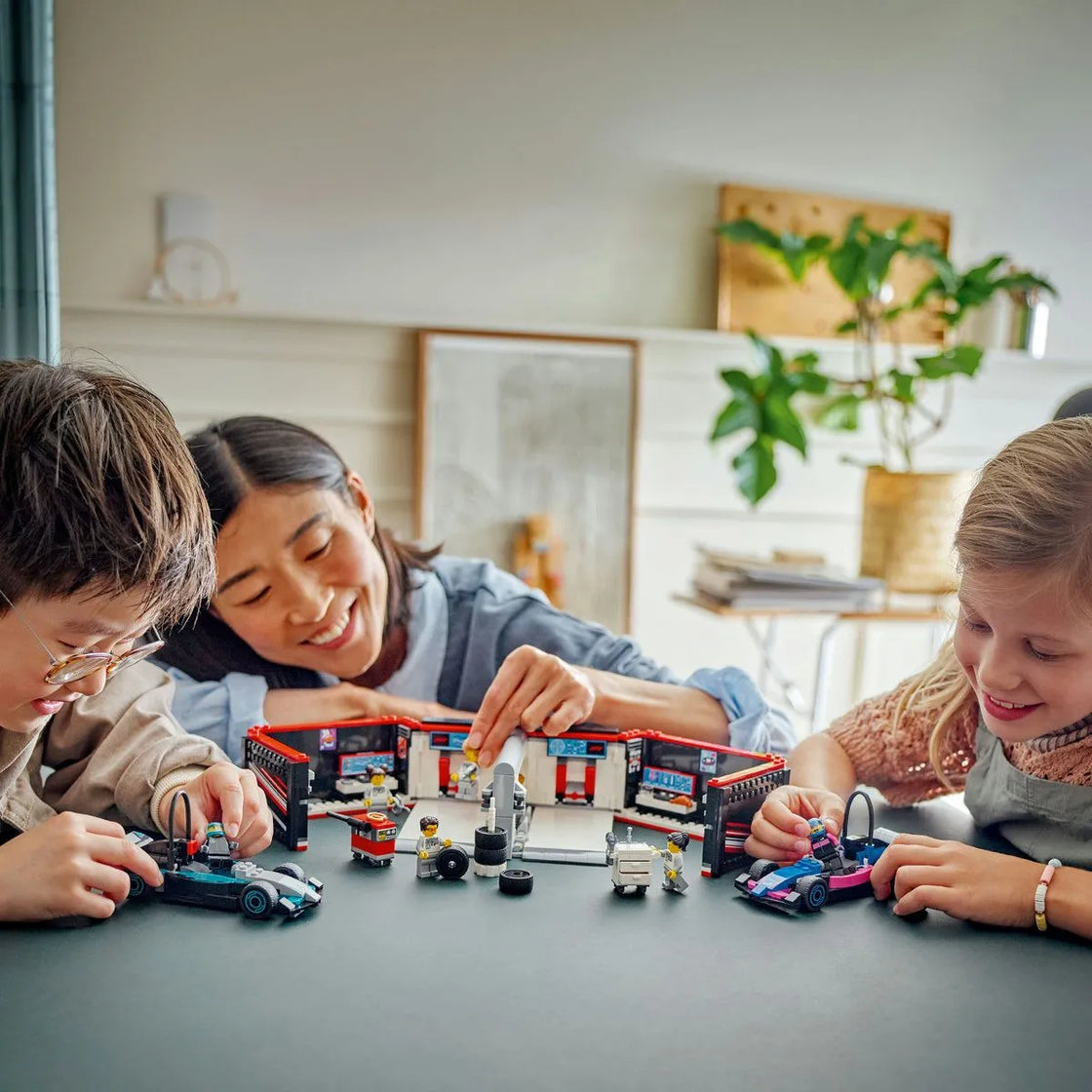 Lego city garaj f1 si masini mercedes-amg si alpine 60444