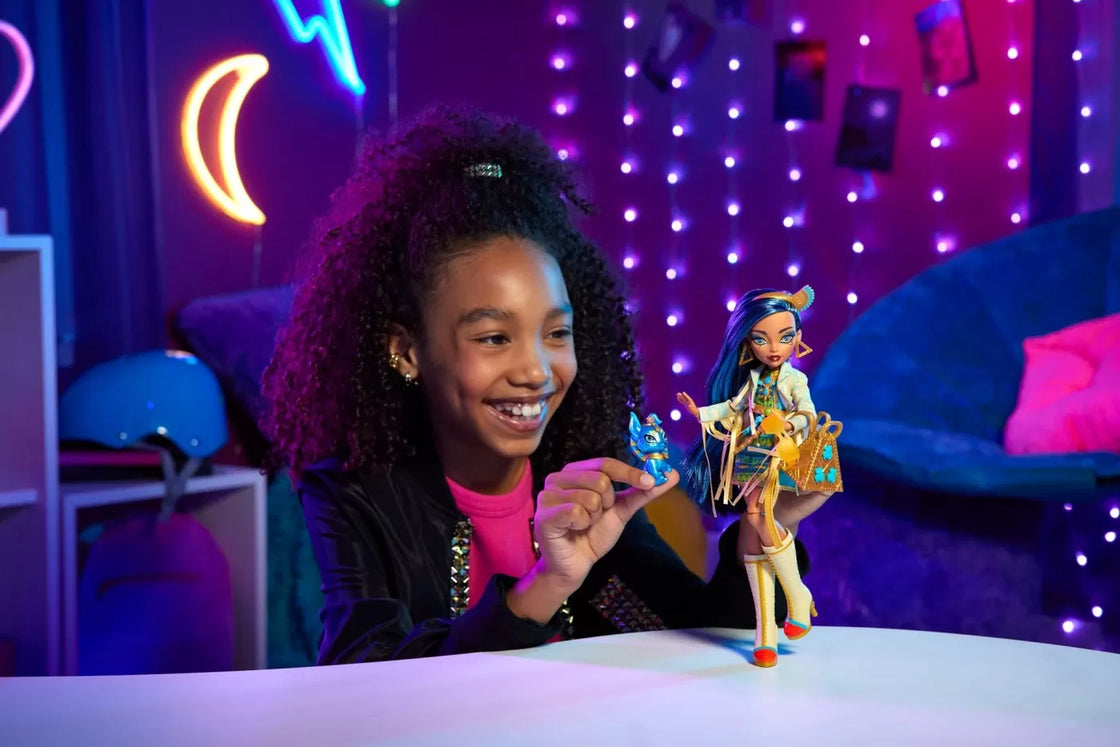 Monster high papusa cleo denile cu animalut si accesorii