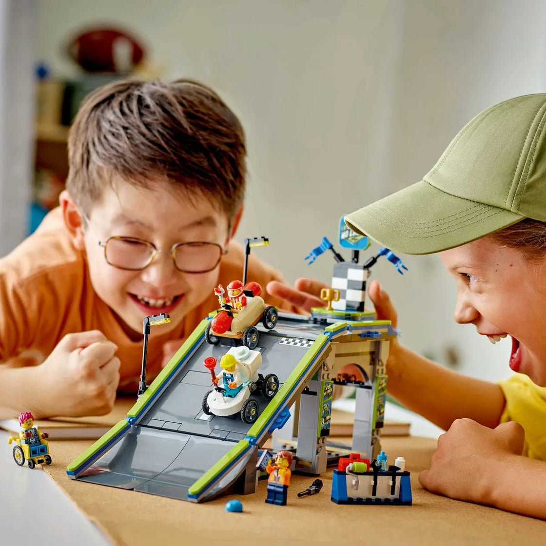 Lego city fara limite: rampa pentru curse de masini 60460