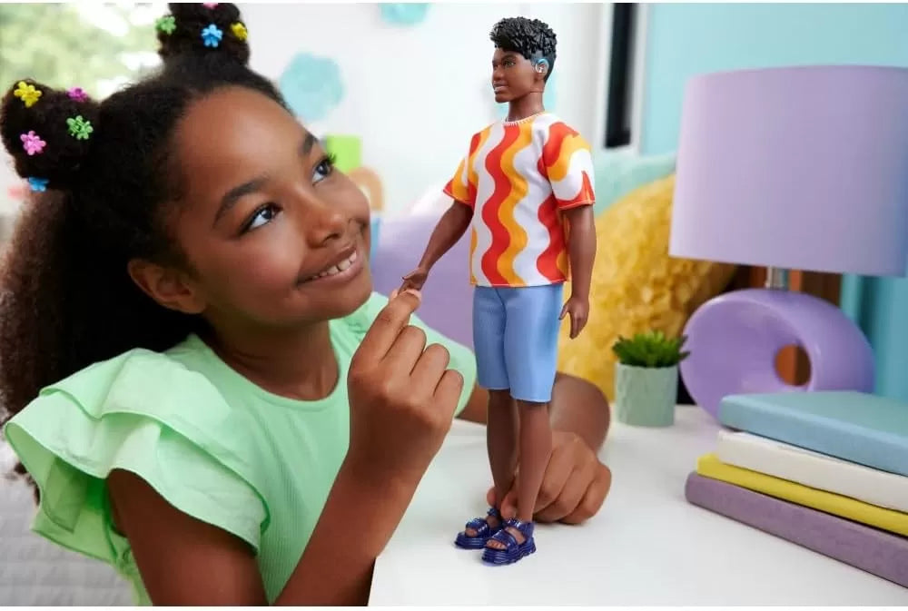 Barbie papusa baiat fashionistas cu tricou cu dungi albe si portocalii si aparate auditive
