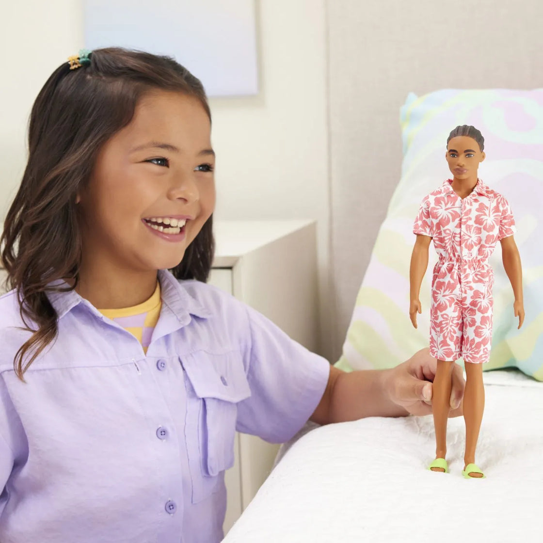 Barbie papusa baiat fashionistas in salopeta stil hawaian si sandale verzi