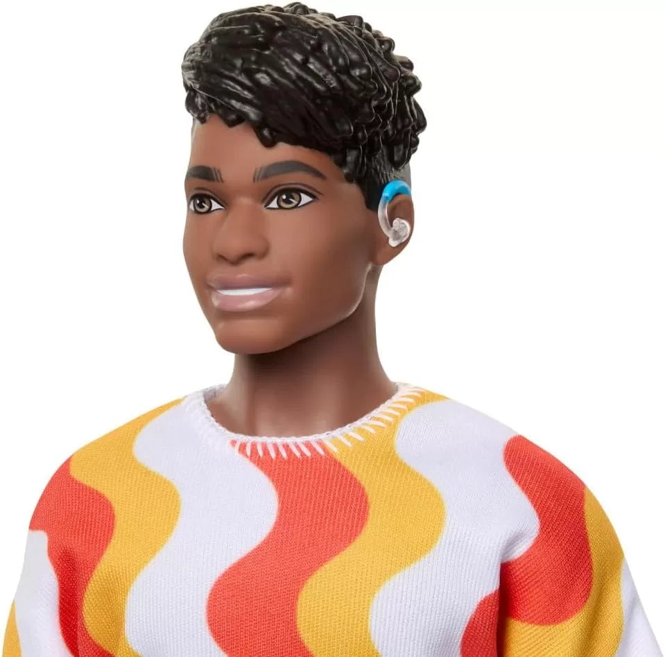 Barbie papusa baiat fashionistas cu tricou cu dungi albe si portocalii si aparate auditive