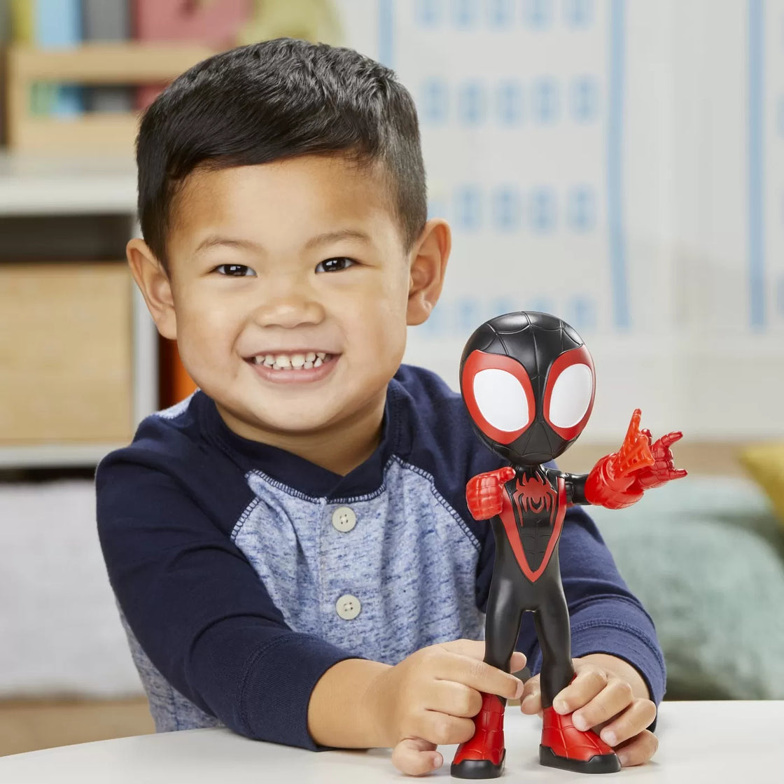 Spidey prietenii extraordinari figurina miles morales spider man supradimensionata 22.8cm