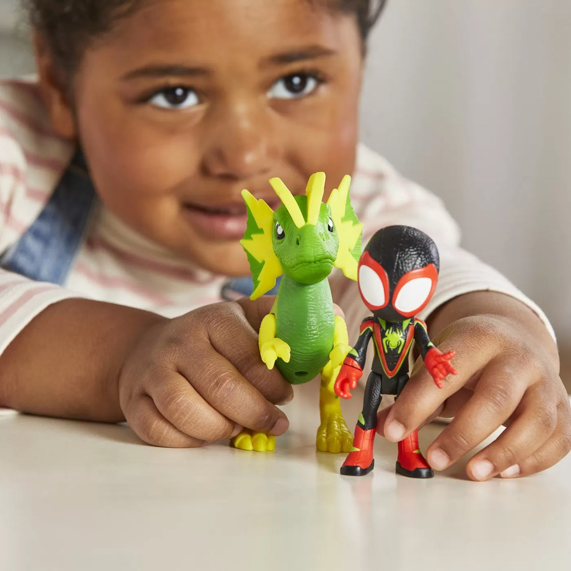 Spidey si prietenii marvel dino webs miles spin morales si marvel's electrosaurus