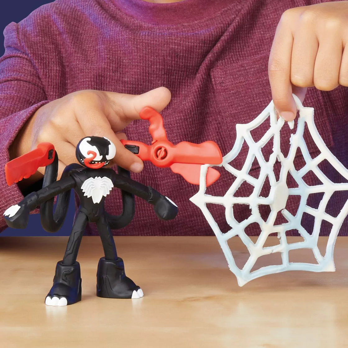 Play doh spiderman set 2 figurine batalie cu lansator si sulita