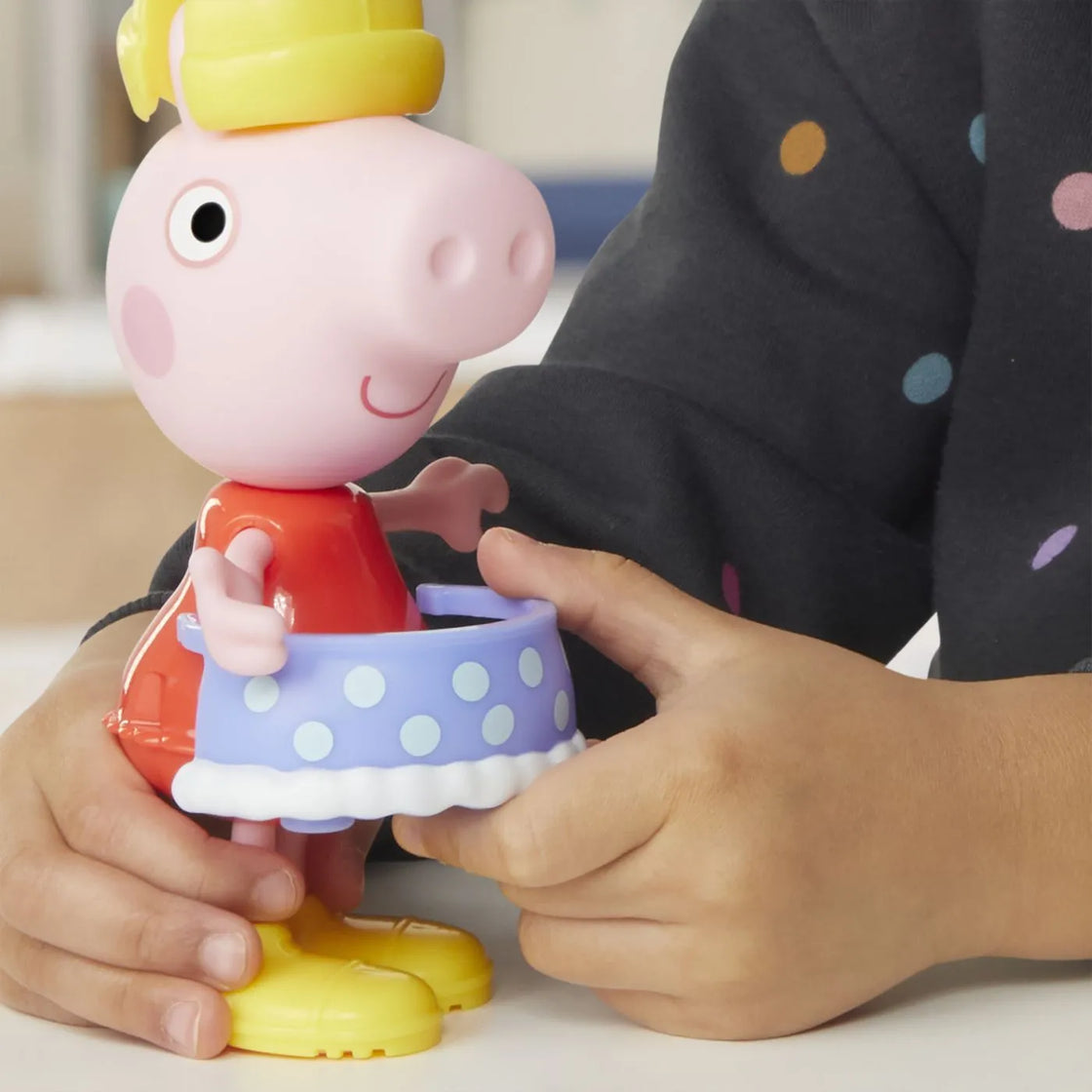 Peppa pig set figurina si accesorii vestimentare peppa pig 15cm