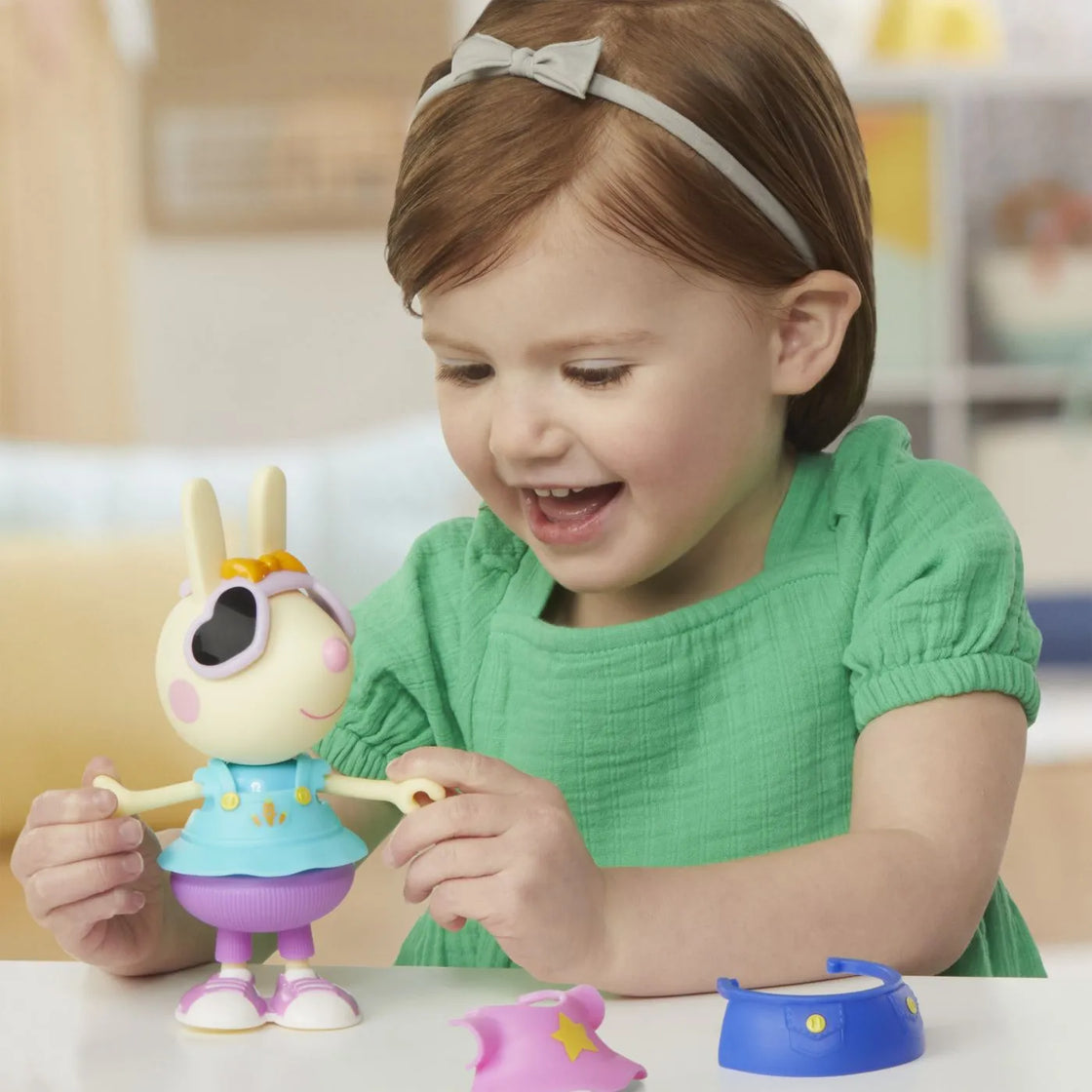 peppa pig set figurina si accesorii vestimentare iepurasul rebecca 15cm
