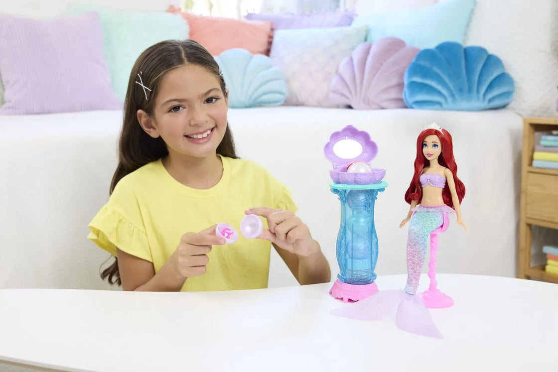 Disney princess papusa ariel si masuta de machiaj cu surprize