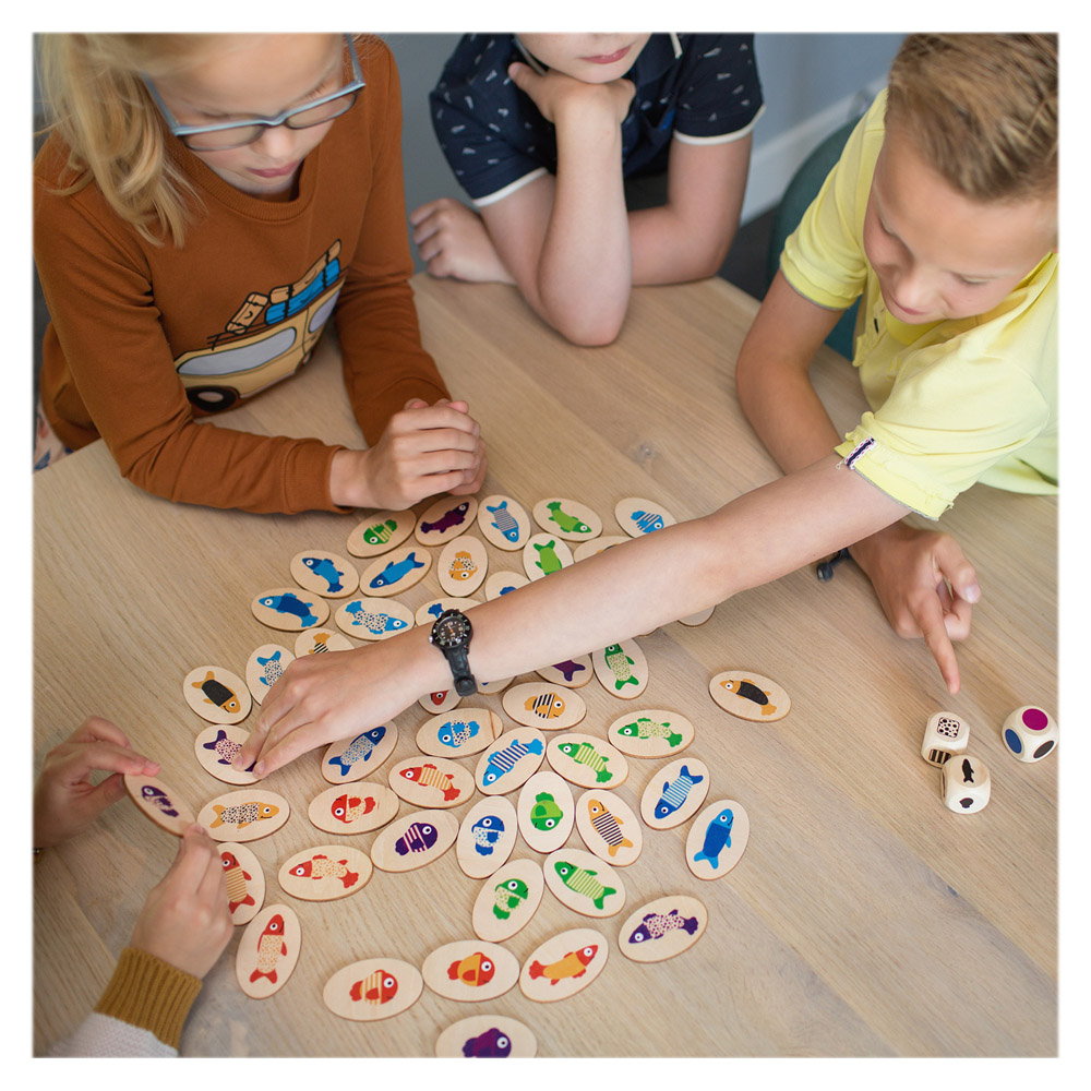 Gaseste pestii, joc cu zaruri si carti