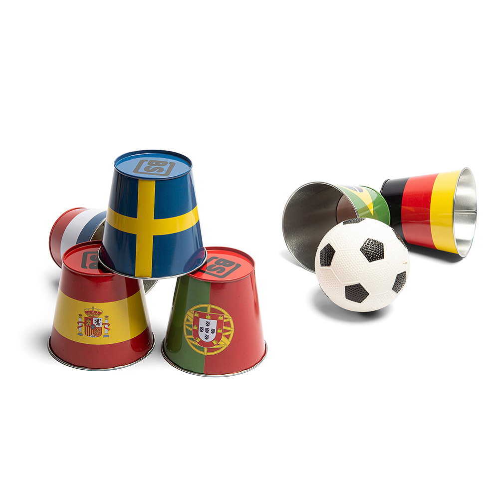 Soccer Tins, suteaza si doboara cutiile