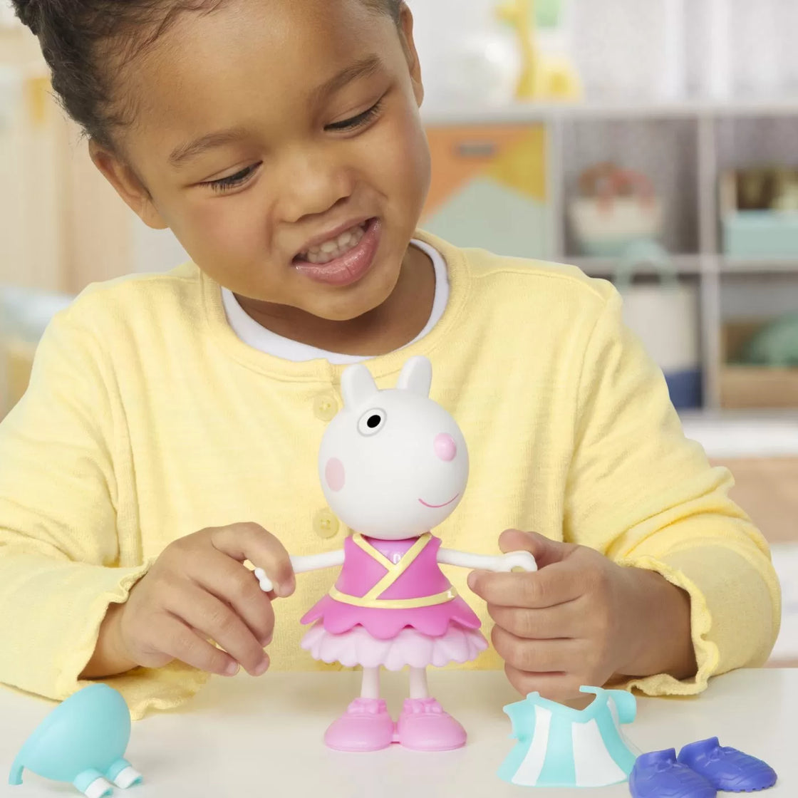 Peppa pig set figurina si accesorii vestimentare oita suzy 15cm