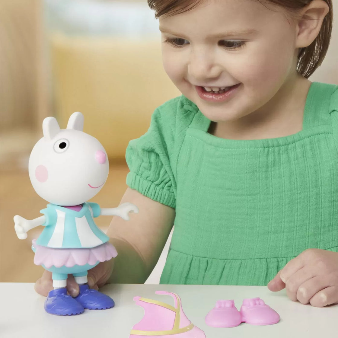 Peppa pig set figurina si accesorii vestimentare oita suzy 15cm
