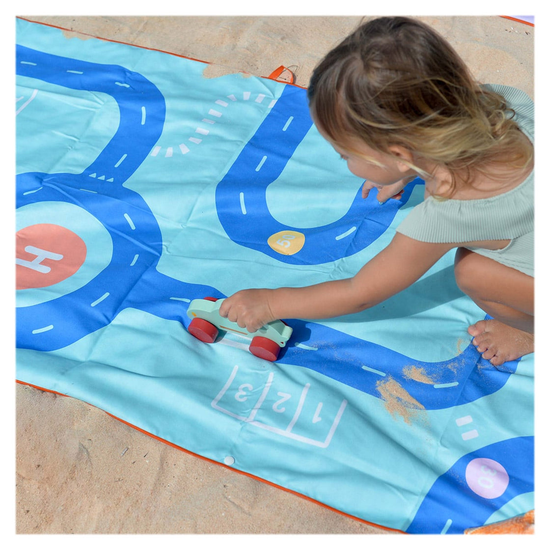 Prosop de plaja cu traseu auto, 140 x 70 cm, Quut Toys