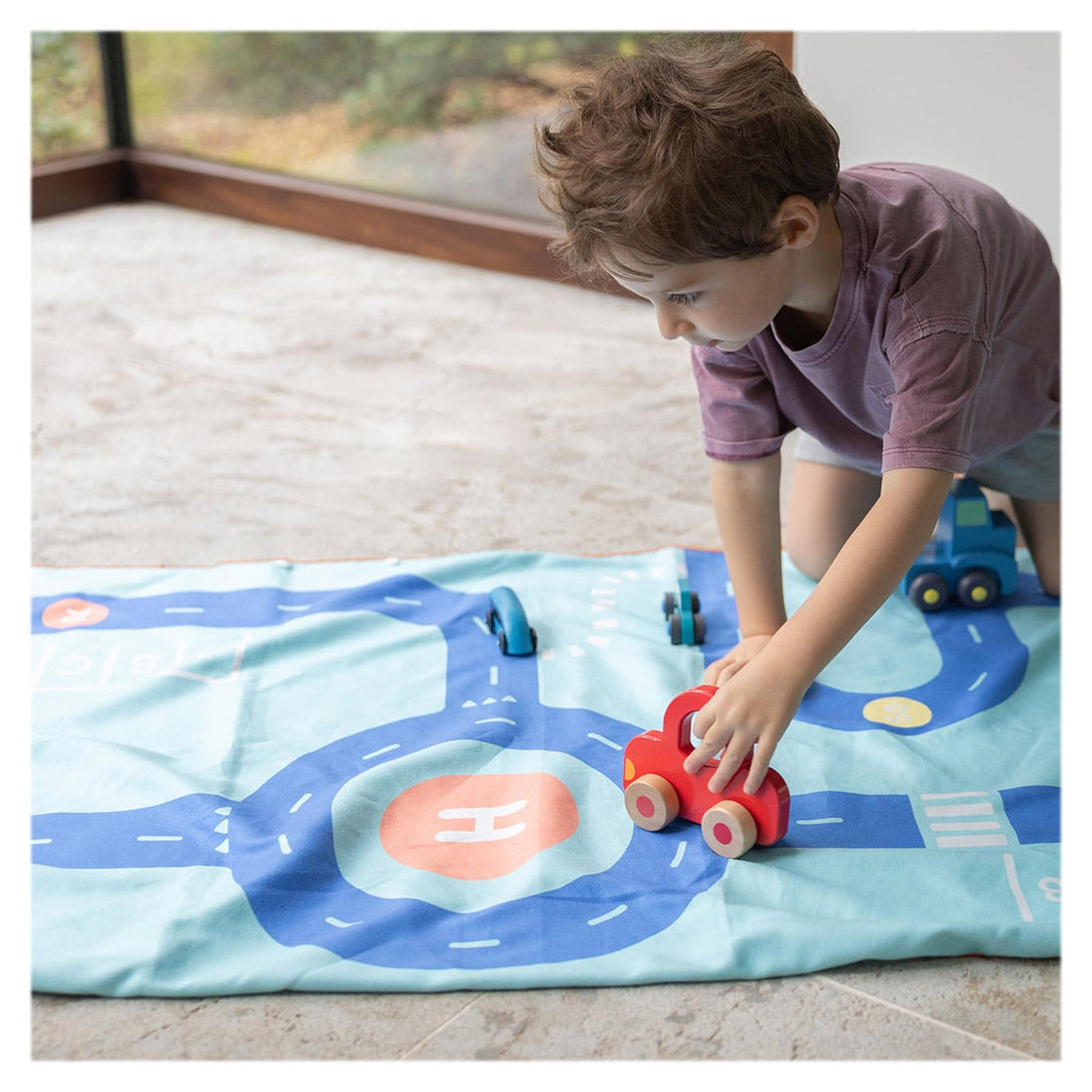 Prosop de plaja cu traseu auto, 140 x 70 cm, Quut Toys