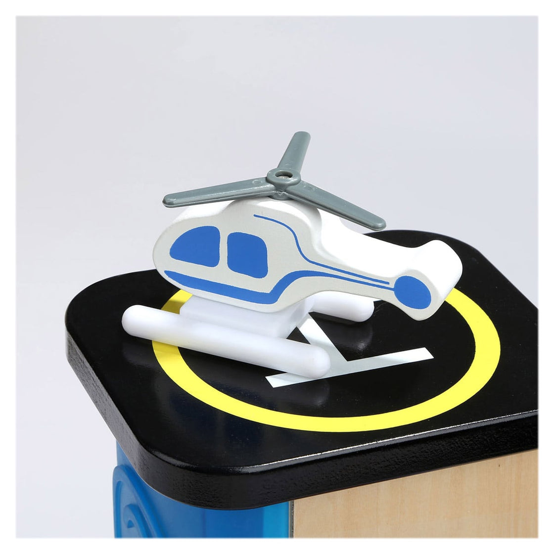 Parcare din lemn cu 2 etaje, helicopter si masinute